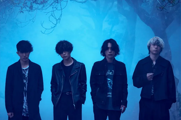 神不擲骰子來台嘗試炸臭豆腐，吃得津津有味。Amuse提供