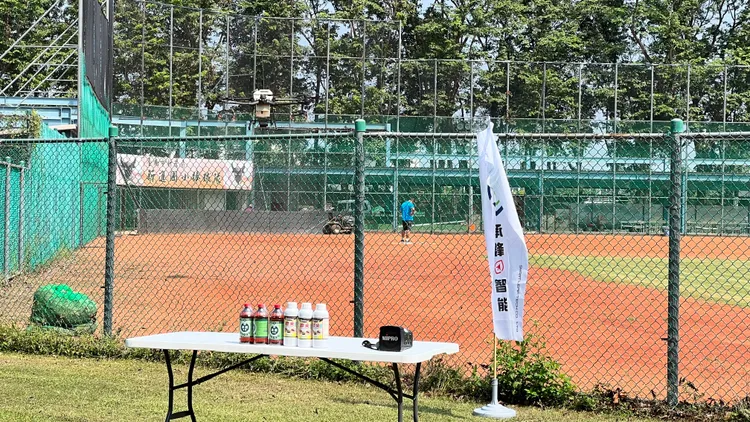 無人機可大範圍在戶外噴藥防治登革熱，省去人力、時間。王志弘攝