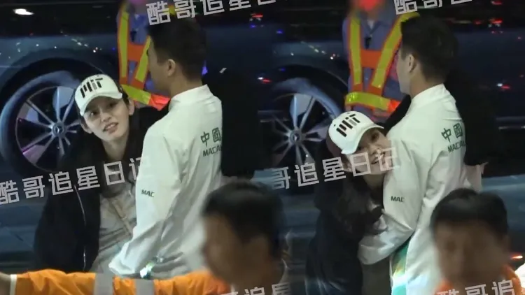 奚夢瑤被拍到侍候完婆婆跟親友團之後，露出鬆了一口氣的表情，抱著何猷君撒嬌。翻攝酷哥追星日記微博