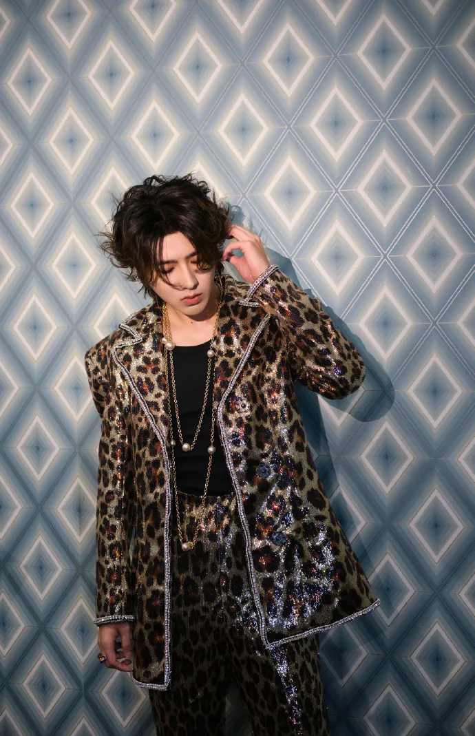 蔡徐坤造型花俏。翻攝蔡徐坤工作室微博