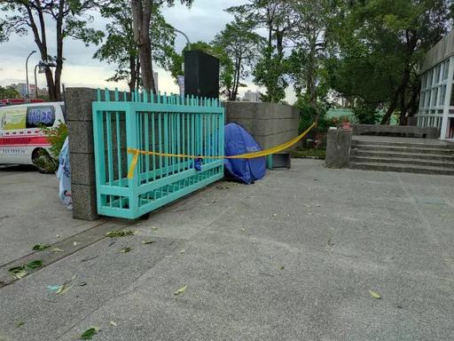 高雄某國中女警衛颱風天巡校　憾！這原因倒電動門旁斃命