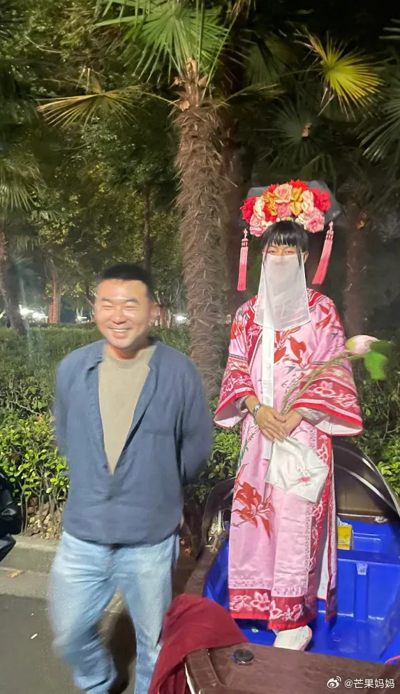 山寨安陵容和山寨陳建斌當場上演穿越劇。翻攝芒果媽媽微博