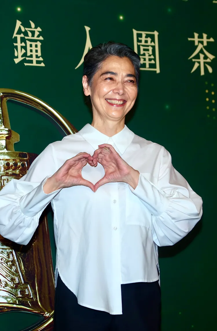 賴佩霞手比愛心。彭欣偉攝