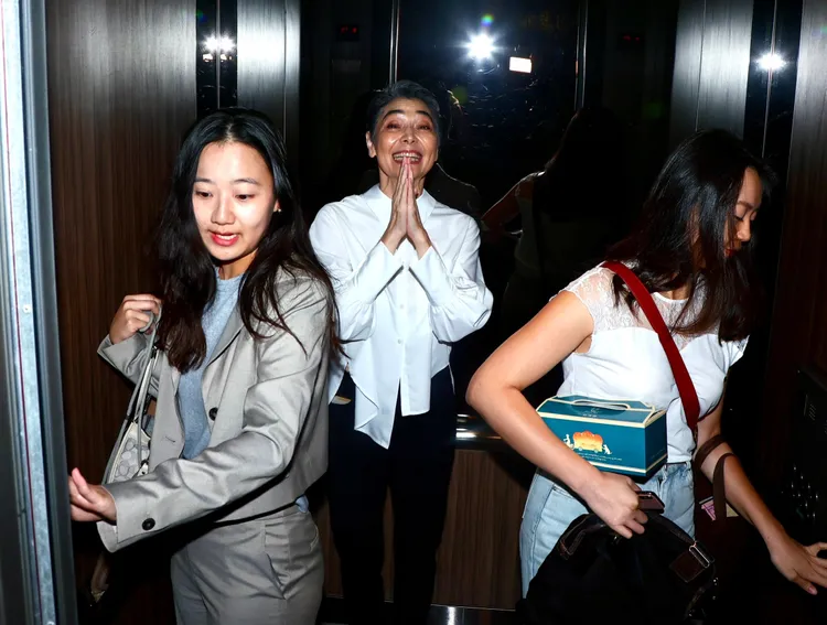 賴佩霞（中）在2位助理陪同下離開現場。彭欣偉攝