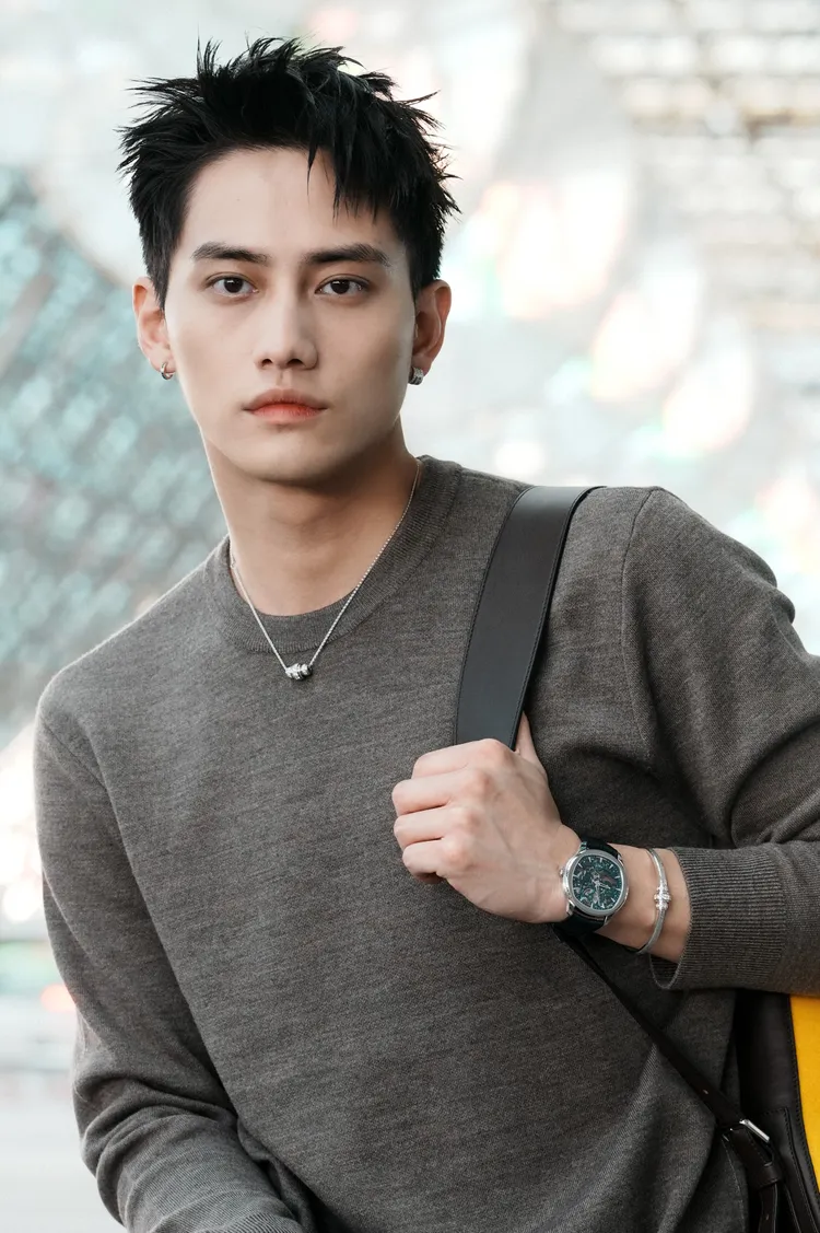 范少勳日前飛往香港出席活動，機場時尚配戴了伯爵珠寶與腕錶。品牌提供