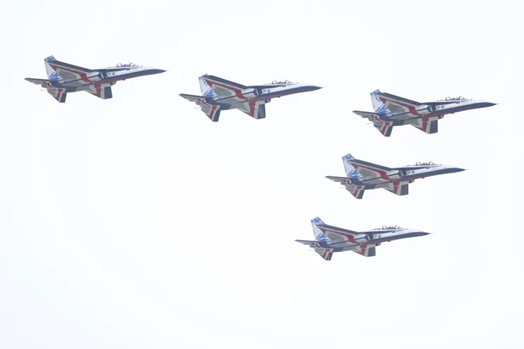 勇鷹高教機飛越總統府。林林攝