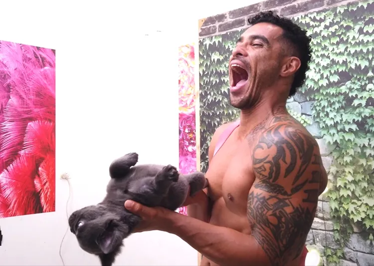 這名消防員看起來好像不是很會抱狗。©Australian Firefighters Calendar