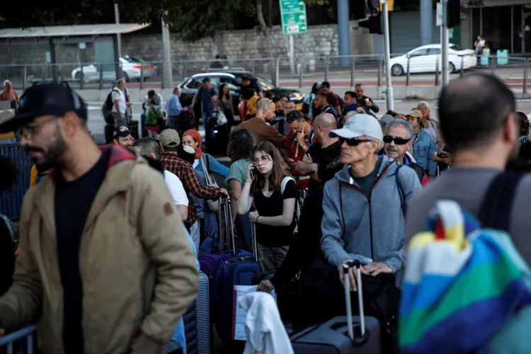 美國公民從海法搭船離開。路透社