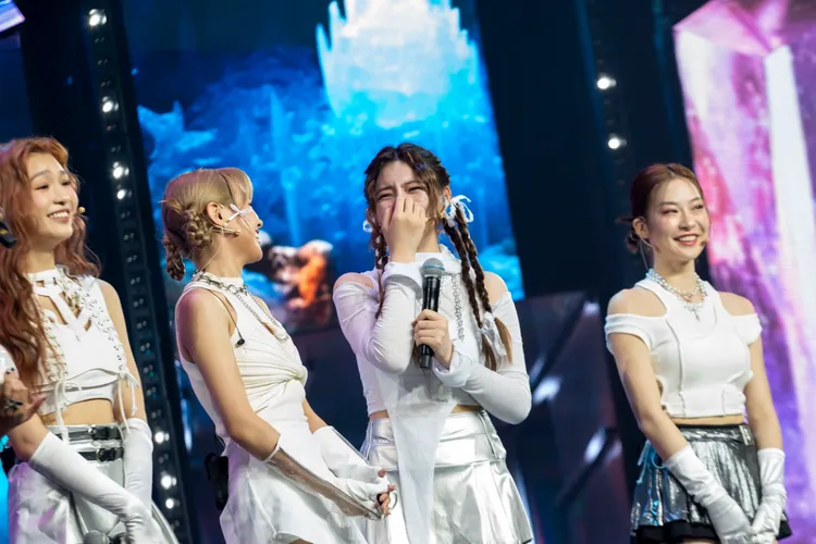 李㼈女兒紫嫣（右二）被爸爸感性話語逼哭。踢帕娛樂提供