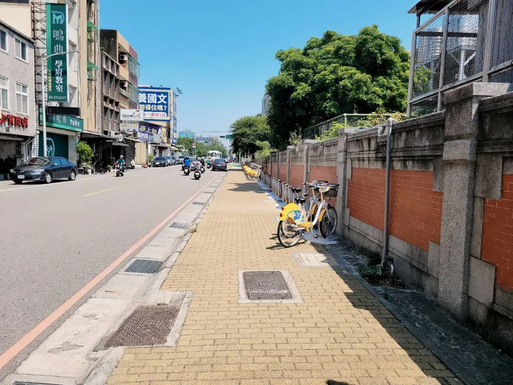 校園旁人行道現況。新竹市府提供