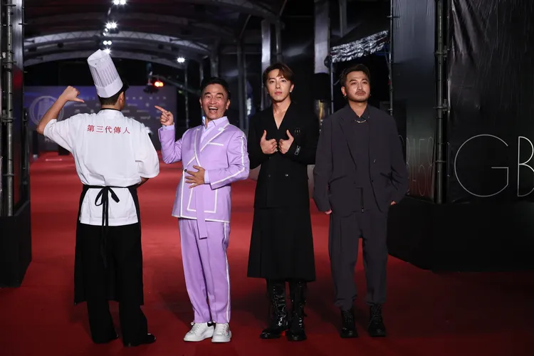 吳宗憲（左起）率《綜藝玩很大》的坤達和KID壓軸踏上紅毯。攝影中心攝