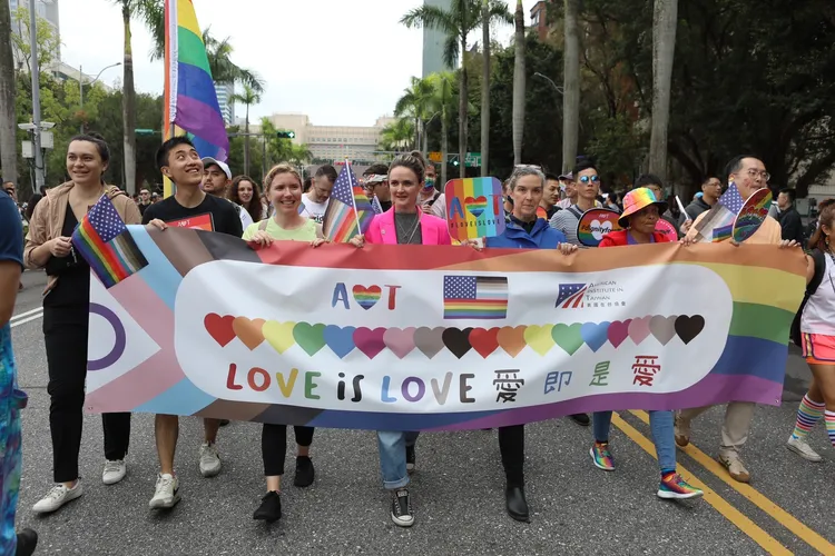 美國在台協會處長孫曉雅（右3著藍外套）現身挺同志。攝影中心