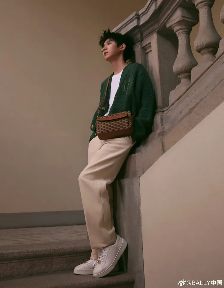 王源在米蘭時裝周配戴Pennant斜肩包。翻攝Bally中國微博