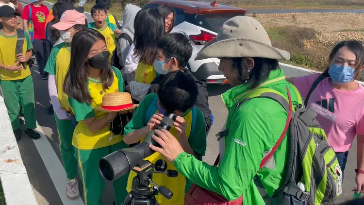 小朋友們賞鳥。張沛森攝