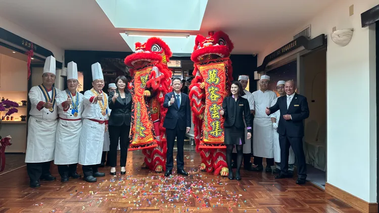 圓山大飯店《金龍點心坊》昨開幕郭啟炫總經理(中)率經營團隊為全台第一家五星港點超市揭開序幕。業者提供