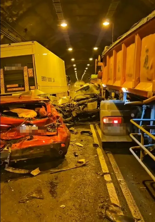 多車撞成一團。翻攝自記者爆料網
