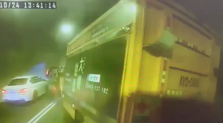 撞擊後，前車被推擠。翻攝畫面