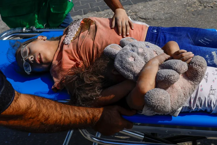 歐盟外交和安全政策高級代表波瑞爾表示，許多傷患還在醫院和避難所，根本無法移動。圖為受傷的2位小女孩擠在一個擔架上。路透社