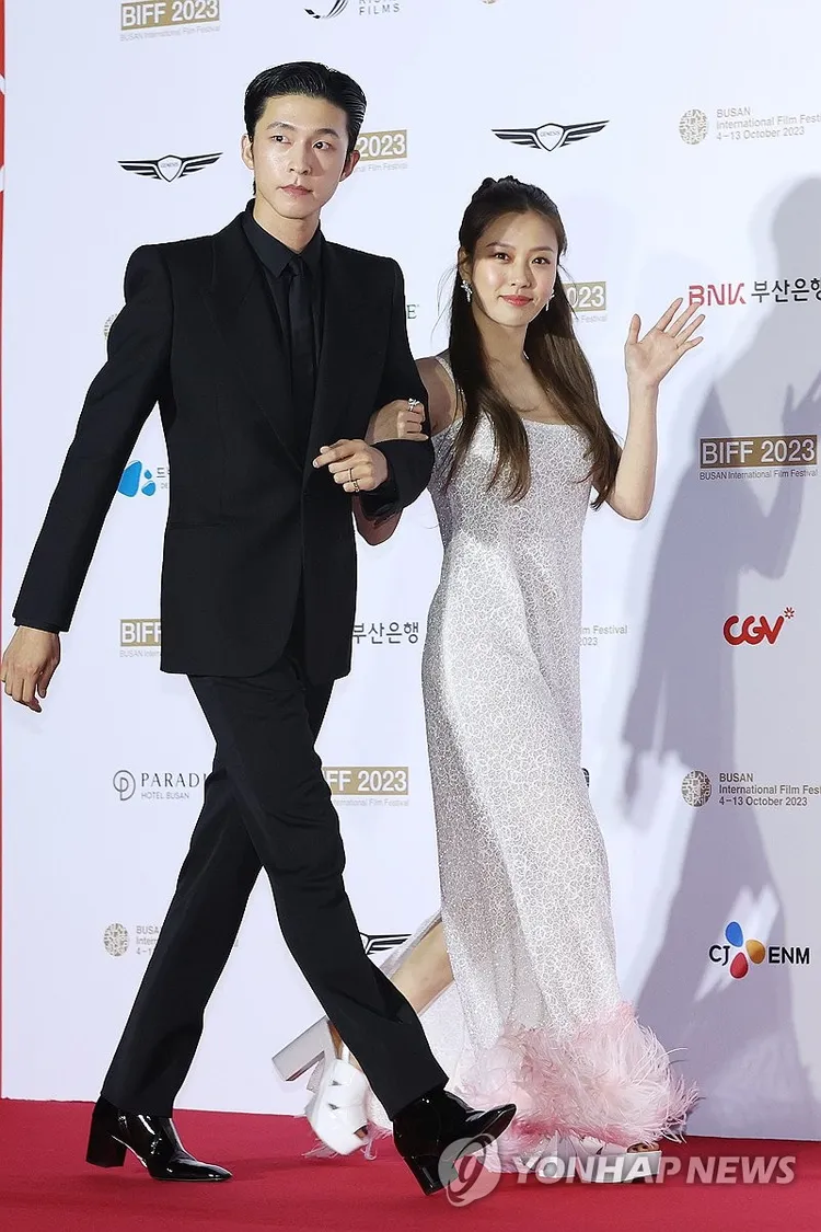 洪炅（左）、高旻示攜手主持閉幕典禮。韓聯社