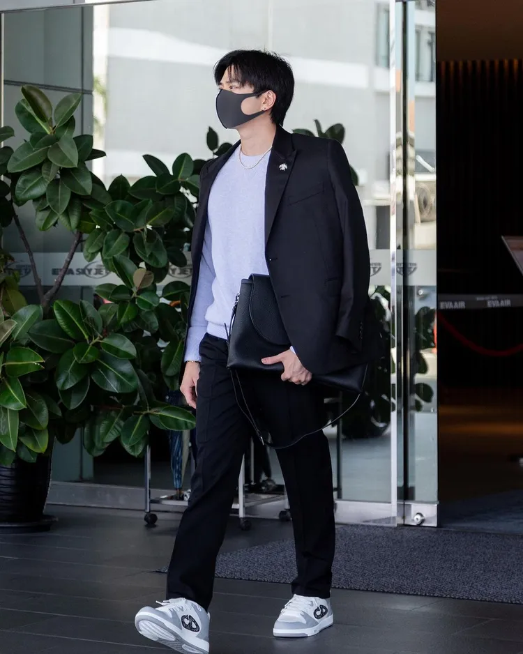 新田真劍佑身穿全套DIOR現身機場。翻攝esquire_tw IG