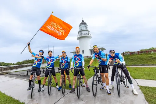 哈林小隊插旗台灣極東點三貂角燈塔 全員累垮不騎了