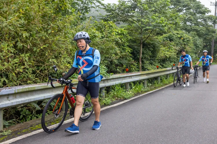 環島最後考驗， 阿亮（前）累垮，下車用推的。好看娛樂提供
