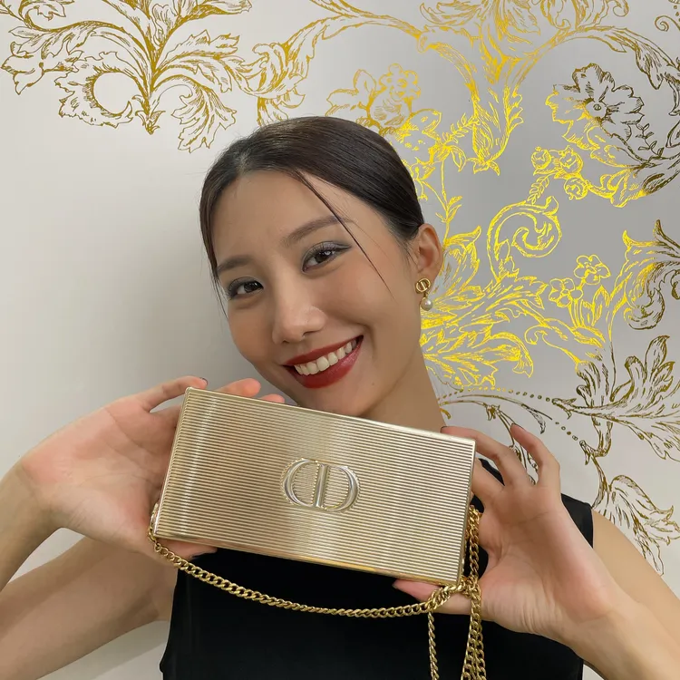 藍星唇膏金燦手拿包杜樂麗花園限量版。張家玲攝