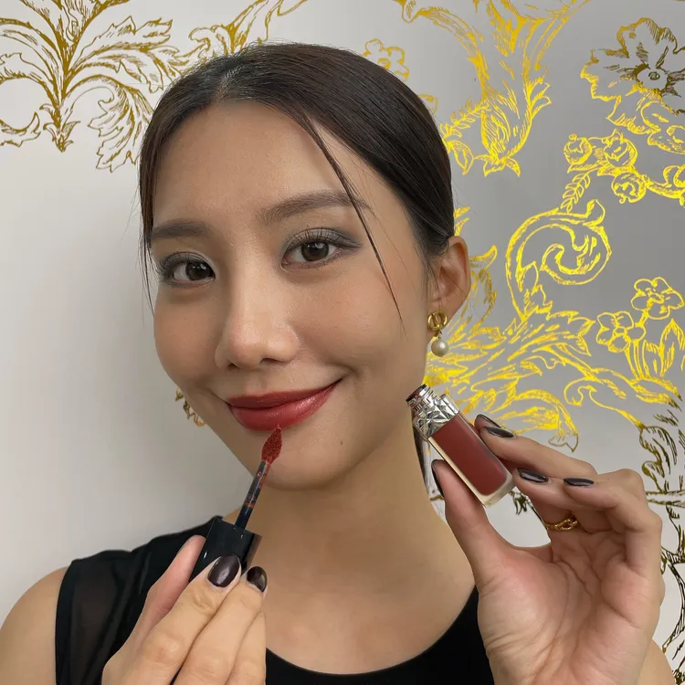 Model示範超完美晶緻唇露。張家玲攝