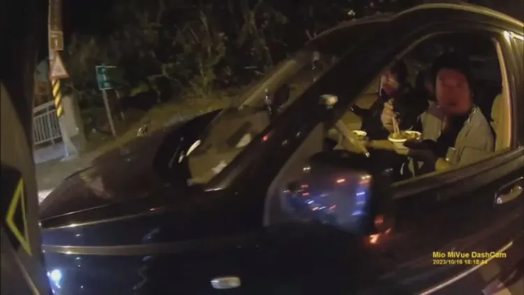 騎士驚見汽車男駕駛與身旁女乘客各端著一碗泡麵正在食用。翻攝自臉書「爆廢公社二館」