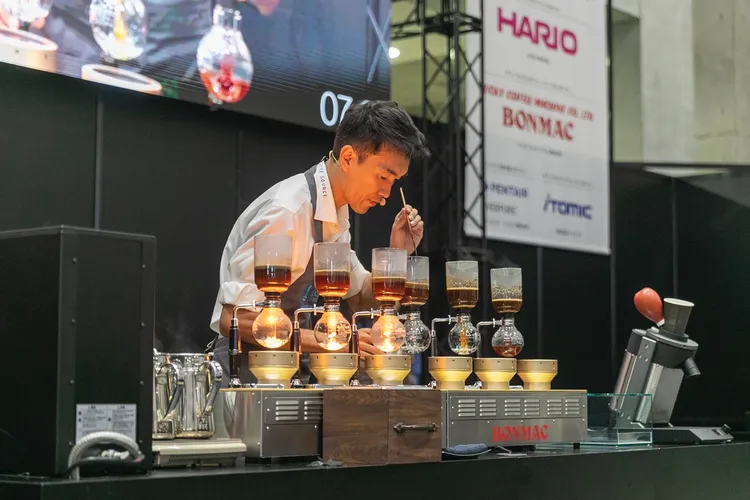 善用時間差，一次烹煮出3位評審品評的咖啡共六杯，時間僅用3分鐘半。簡嘉程提供