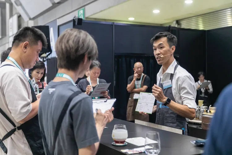 快速出杯，大幅縮短時間，讓簡嘉程可以更有餘裕的為評審介紹咖啡風味，完整的桌邊服務深受評審好評。簡嘉程提供