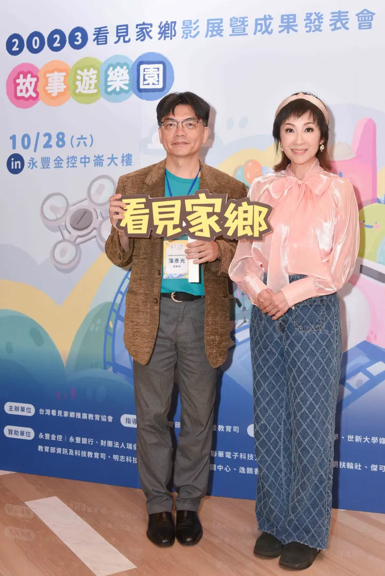 「台灣看見家鄉推廣教育協會理事長蒲彥光（左）歡迎和家馨未來加入工作團隊。台灣看見家鄉推廣教育協會提供