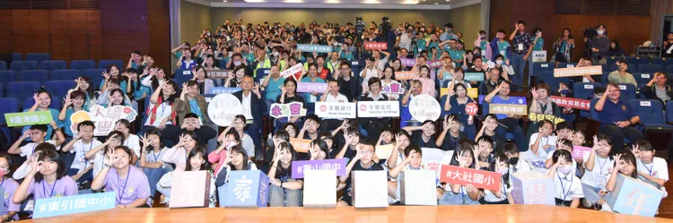 《看見家鄉》影展揭開序幕，所有參與人員齊聚一堂。台灣看見家鄉推廣教育協會提供