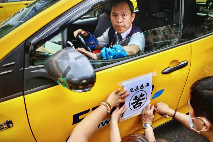 計程車司機不滿違規記點新制，今早到交通部繞行抗議。林林攝