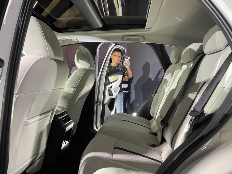 33T AWD Exclusive Sport 在配備上更有其專屬之豪華氛圍，包含首度導入的雙模式大型全景天窗，後座均標配空調出風口。林浩昇攝