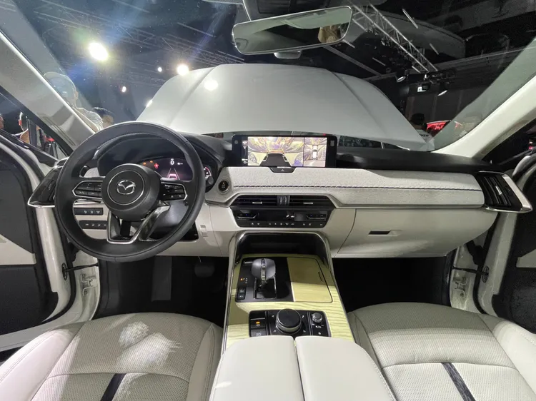包含 車艙以12.3 吋全數位多功能儀錶與 12.3 吋中央資訊顯示幕的雙大型顯示幕配置為主，加上各種豐富材質的運用展現日式細膩工藝。林浩昇攝