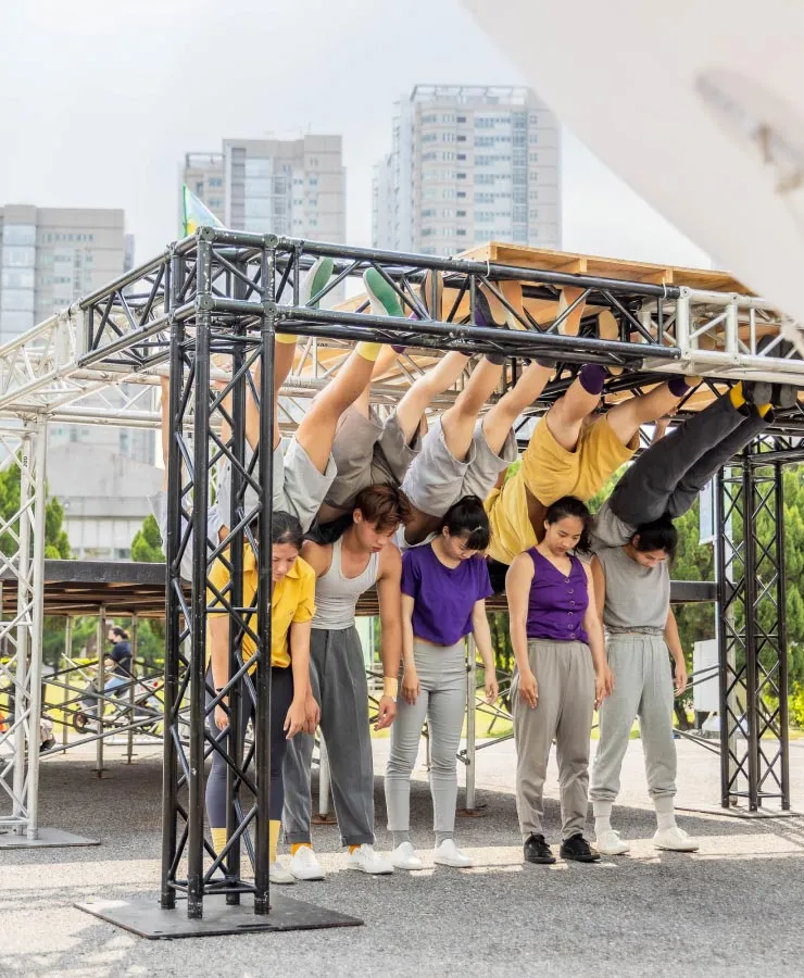 市府廣場一個拼貼的身體行動演出。北市文化局提供