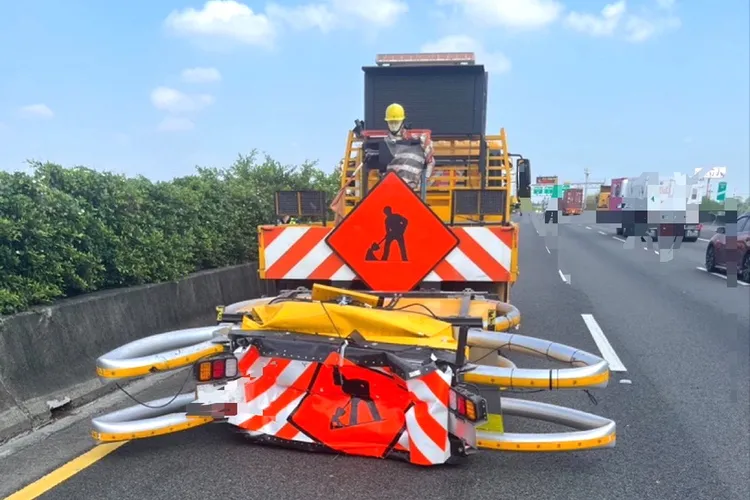 國1嘉義水上路段31日上午近11時又傳出另輛緩撞車被追撞。國道四隊提供