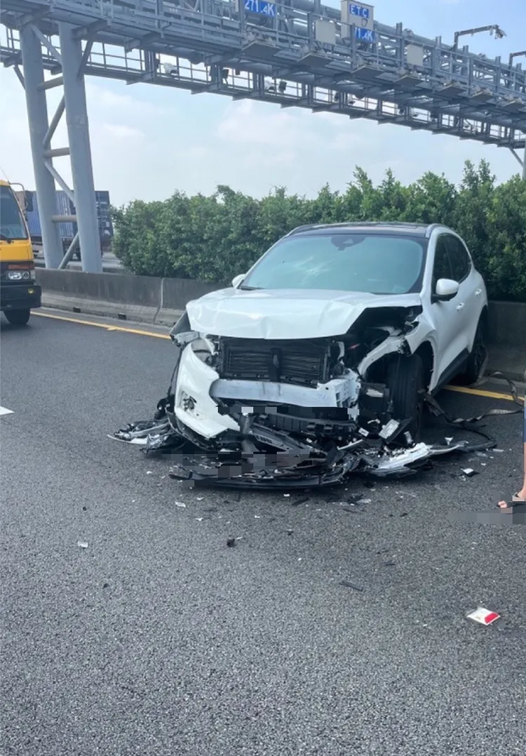 肇事白車坦承有開自駕輔助，車頭半毀。讀者提供