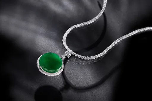 JADEGIA玉世家圓片翡翠鑲鑽胸墜　照見華貴