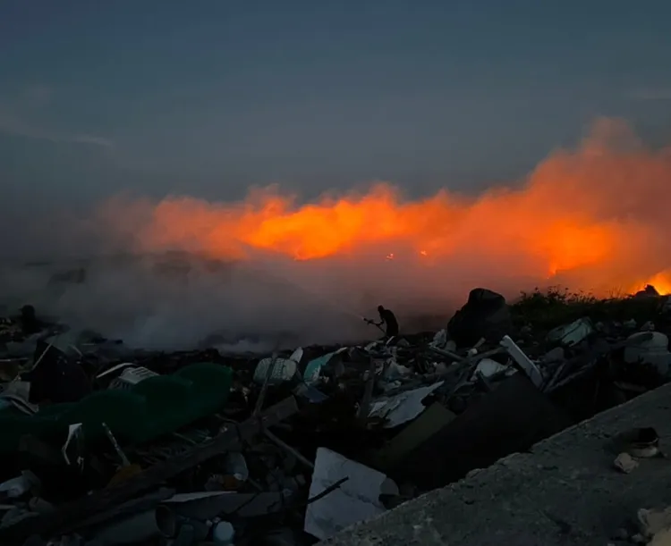 澎湖縣政府消防局9月30日下午獲報，白沙鄉離島的吉貝村垃圾掩埋場有廢棄物燃燒，但廢棄物底層蓄積沼氣，已延燒17個小時，消防局持續搶救及監控中。澎湖縣消防局提供