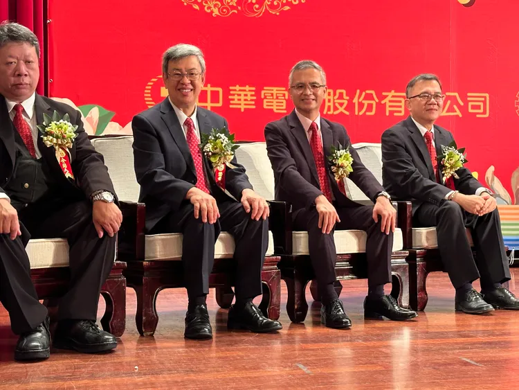 行政院長陳建仁(左2)擔任證婚人，中華電信董事長郭水義(右2)為男方主婚人贈賀禮。陳怡文攝