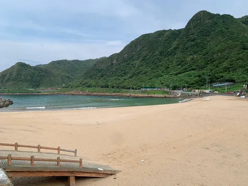 基隆大武崙沙灘傳命案！33歲男倒臥木棧道樓梯下方　緊急送醫不治