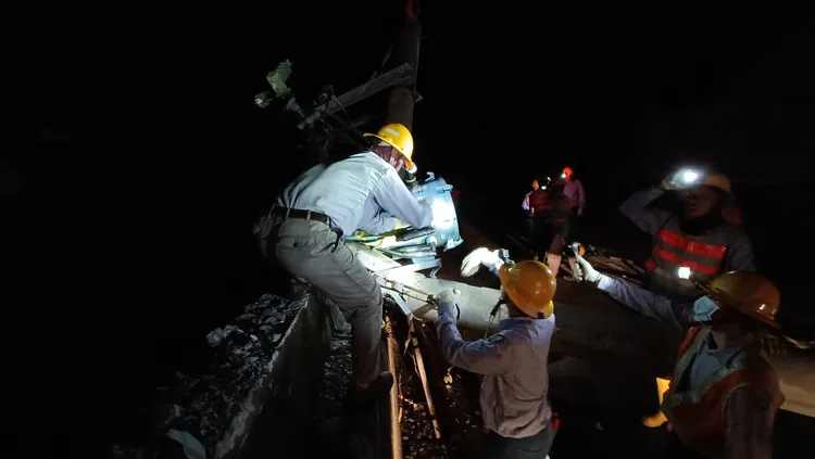 小犬颱風瞬間強風造成台南北門電桿傾倒，台電人員徹夜搶修。新營區處提供