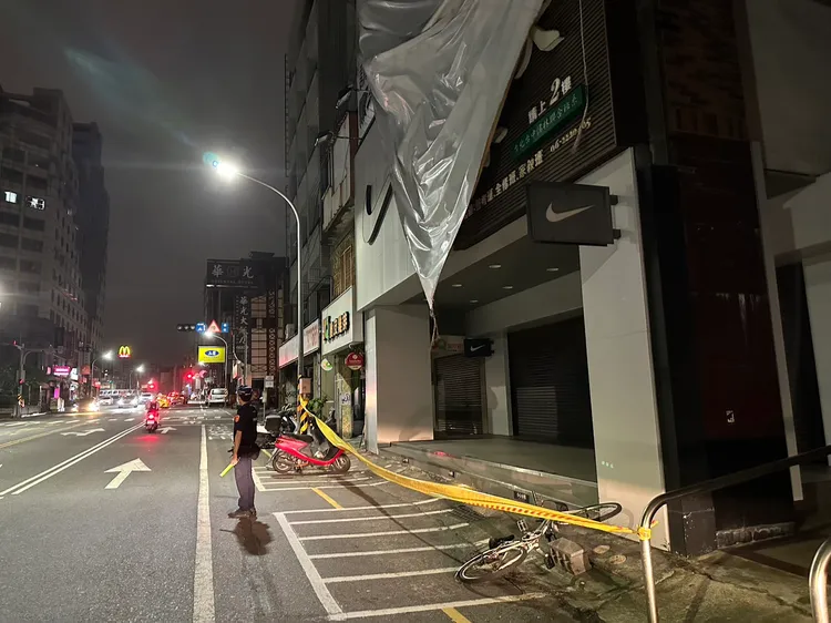 民族路廣告招牌鬆脫，警方派員戒備。二分局提供