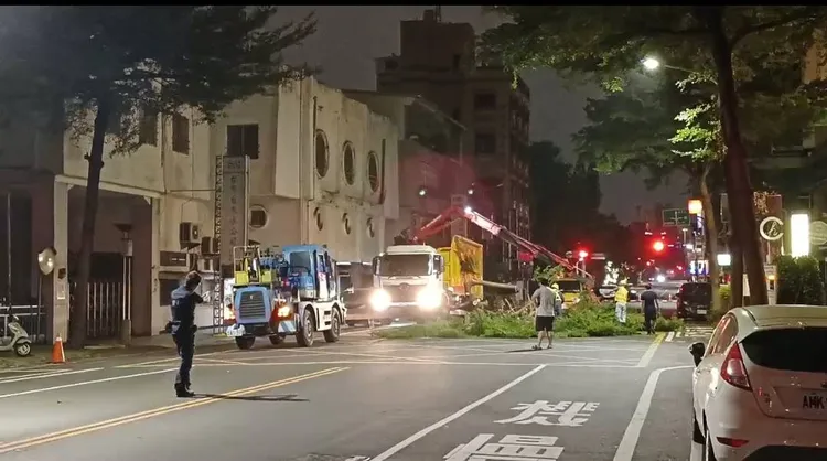 南門路樹倒。二分局提供