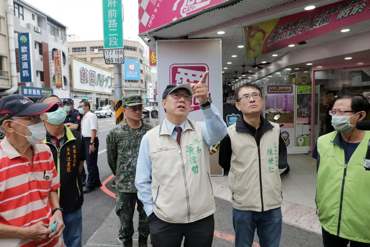 他要求相關單位研議開罰。市府提供