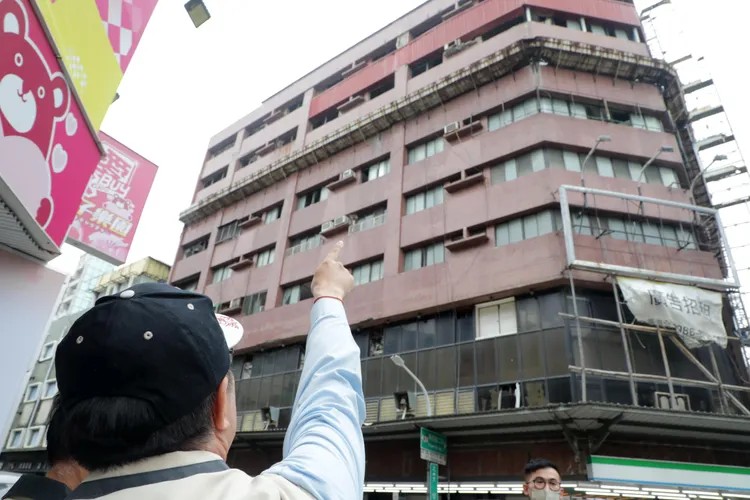 黃偉哲前往大樓勘查磁磚掉落情形。市府提供