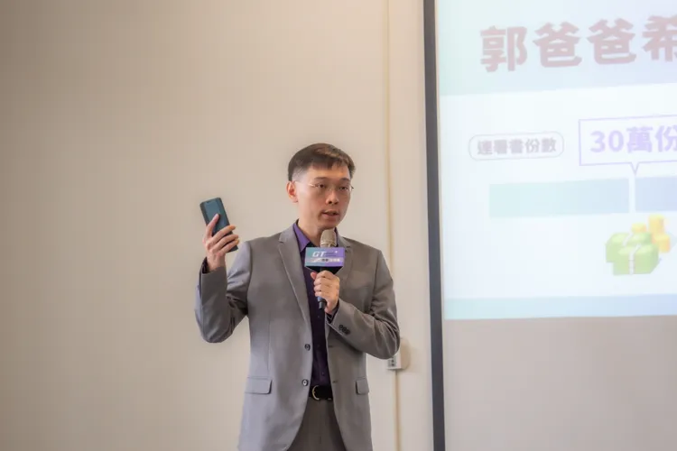 連署總顧問黃士修嗨喊「你簽我捐、你多簽我多捐」。郭辦提供