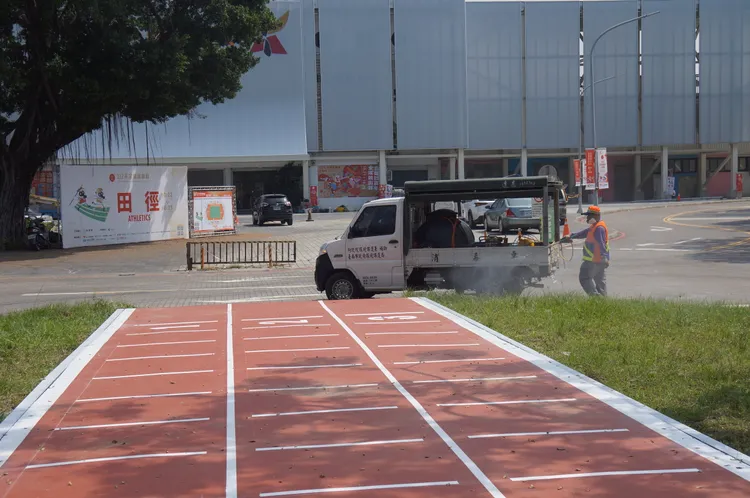 市府出動人車噴藥滅蚊。市府提供